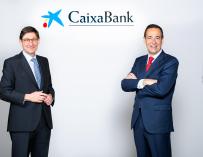 A la izquierda, José Ignacio Goirigolzarri, presidente de CaixaBank. A la derecha, Gonzalo Gortázar, consejero delegado de la entidad.