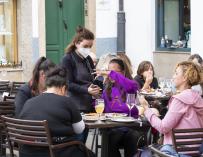 Varias personas en la terraza de un bar, a 9 de octubre de 2021, en Santiago de Compostela, A Coruña, Galicia (España). Galicia amplía desde este sábado el aforo en interiores, así como las reuniones en locales de hostelería a 10 personas dentro y 20 en exterior. Además, los espectáculos artísticos y musicales. Además, los espectáculos artísticos y musicales pasan del 75 al 90 por ciento en público sentado y de pie del 33 al 66%. 09 OCTUBRE 2021;GALICIA;CORONAVIRUS;TERRAZAS;HOSTELERÍA César Arxina / Europa Press 9/10/2021