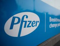 FILED - 23 January 2021, Berlin: Pfizer's logo is displayed at one of its corporate offices. Pfizer Inc says it will supply Britain with an additional 2.5 million treatment courses of its investigational candidate Paxlovid. Photo: Christophe Gateau/dpa (Foto de ARCHIVO) 23/1/2021 ONLY FOR USE IN SPAIN