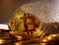 El bitcoin registra una caída de más del 50% desde su máximo en noviembre.