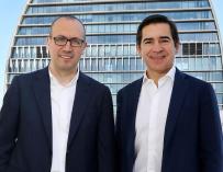 El consejero delegado de BBVA, Onur Genç, y el presidente del banco, Carlos Torres Vila, frente al edifico sede de BBVA en Madrid. 03/02/2022