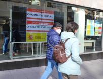Dos mujeres pasan por delante de una Oficina de Empleo, a 2 de febrero de 2022, en Madrid (España). El número de parados registrados en las oficinas del Servicio Público de Empleo Estatal (SEPE) sube en 17.173 personas en enero (+0,5%), su menor repunte en este mes desde 1998. Esta subida pone fin a nueve meses consecutivos de descensos del paro y deja la cifra total de desempleados en 3.123.078 personas. 02 FEBRERO 2022;PARO;ENERO;SERVICIO PUBLICO;SEPE Marta Fernández / Europa Press 02/2/2022