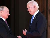 Putin y Biden bromean durante su último encuentro en Suiza en 2021.