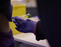 Detalle de una persona, de entre 18 y 29 años, recibiendo la tercera dosis de la vacuna contra el Covid-19, en el Centro de Salud Pavones, a 3 de febrero de 2022, en Madrid (España). Hoy arranca, en la red de hospitales públicos de la Comunidad de Madrid la inoculación de la tercera dosis de la vacuna contra el coronavirus para personas de 18 a 29 años. A día de hoy casi el 92,6% de la población mayor de 12 años de la región dispone de la pauta de vacunación completa y un 94,3% ha recibido al menos una dosis. 03 FEBRERO 2022;INYECCIÓN;JERINGUILLA;SANITARIO;GÜANTES LATEX Jesús Hellín / Europa Press 03/2/2022