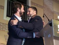 El candidato de Vox a la Presidencia de la Junta, Juan García-Gallardo, y el presidente nacional de Vox, Santiago Abascal, se abrazan en la noche electoral en Valladolid, Castilla y León. CLAUDIA ALBA/PHOTOGENIC - EUROPA PRESS 13/2/2022
