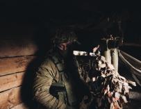 Un soldado del ejército ucraniano en su posición en el frente de Niu York, a 22 de febrero de 2022, Niu York, Oblast de Donetsk (Ucrania). Rusia reconoció ayer la independencia de las autoproclamadas 'repúblicas' de Donetsk y Lugansk, en la región del Donbass, controladas por unos separatistas para los que ahora podría justificar un auxilio militar. De hecho, hoy el propio Putin ha ordenado a las Fuerzas Armadas rusas entrar en esas zonas. Ahora más que nunca, los disparos y bombardeos siguen siendo habituales en el frente de la región del Donbass. 22 FEBRERO 2022;UCRANIA;EJÉRCITO;NIU YORK;PUTIN;CONFLICTO Diego Herrera / Europa Press 22/2/2022