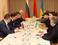 28/02/2022.- Una foto proporcionada por la agencia de noticias BelTA muestra a la delegación rusa (izq.), incluido el asistente presidencial ruso Vladimir Medinsky (2-izq.), y la delegación ucraniana (der.) asistiendo a Rusia -Negociaciones de Ucrania en la región de Gomel en Bielorrusia.