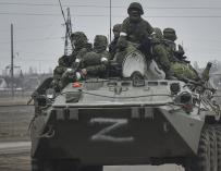 Soldados rusos avanzan por Ucrania.
