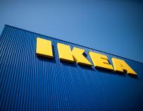 FILED - 17 April 2020, North Rhine-Westphalia, Cologne: The lettering IKEA can be seen on the facade of a furniture store. Big Box furniture retail chain IKEA has decided to cut sick pay for workers who have not received a coronavirus vaccine jab yet and have to isolate because they were exposed to the virus and have tested positive. Photo: Federico Gambarini/dpa (Foto de ARCHIVO) 17/4/2020 ONLY FOR USE IN SPAIN
