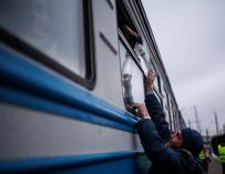 Un hombre entrega una botella de agua a uno de los vagones de la estación de tren de Lviv, a 2 de marzo de 2022, en Leópolis (Ucrania). Esta ciudad se ha convertido en las últimas semanas en el destino elegido por los evacuados de áreas en el este del país. Las autoridades de la ciudad ucraniana de Leópolis han impuesto un toque de queda nocturno, ante la invasión militar de Rusia en Ucrania. Según ha informado la Alcaldía de esta ciudad, se limita la salida y circulación de los ciudadanos entre las 22.00 y las 6.00 horas (hora local). 02 MARZO 2022;ESTACIÓN DE TREN;UCRANIA;LEÓPOLIS;TOQUE DE QUEDA;UCRANIANOS;REFUGIADOS Alejandro Martínez Vélez / Europa Press 02/3/2022