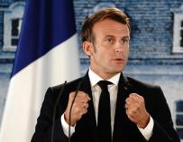 FILED - 29 June 2020, Brandenburg, Meseberg: French President Emmanuel Macron speaks during a press conference. Macron announced his candidacy for a second term in office in a letter to the French people released on Thursday evening. Photo: Kay Nietfeld/dpa-Pool/dpa (Foto de ARCHIVO) 29/6/2020 ONLY FOR USE IN SPAIN