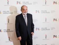 Slim posa en un acto de su amigo y expresidente del Gobierno Felipe González.