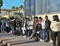 Un grupo de migrantes hacen cola en el Puerto de Ceuta para dirigirse a la península, a 3 de febrero de 2022.