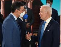 Pedro Sánchez conversa con Joe Biden en la cumbre del G-20 en octubre.