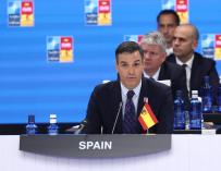 Pedro Sanchez con la bandera de España al revés en la cumbre de la OTAN