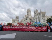 Cientos de personas durante una manifestación para pedir una sanidad madrileña pública, universal y de calidad, en la plaza de Cibeles, a 22 de octubre de 2022, en Madrid.
