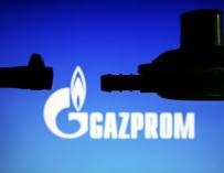 Logotipo de Gazprom junto a una tubería desconectada ANDRE M. CHANG / ZUMA PRESS / CONTACTOPHOTO (Foto de ARCHIVO) 31/5/2022 ONLY FOR USE IN SPAIN
