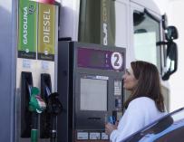 Una mujer paga en una gasolinera autoservicio.