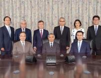 El consejo del Banco de Japón con Kuroda, sentado en el centro.