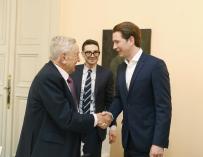 Soros, padre (i) e hijo (c), saludan al exprimer ministro austríaco.