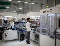 Un trabajador en la nueva planta de Wallbox, a 20 de abril de 2022, en Barcelona