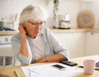 Mujer pensionista revisa las cuentas