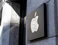 Un letrero con el logotipo de la manzana de una tienda de Apple.