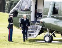 Biden baja del Marine One en la Casa Blanca.