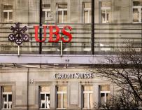 Los logos de los bancos suizos Credit Suisse y UBS