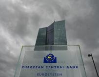 Sede del BCE en Fráncfort con nubarrones al fondo.
