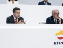 El consejero delegado de Repsol, Josu Jon Imaz, interviene junto al consejero delegado de Repsol, Josu Jon Imaz (i), y el presidente de Repsol, Antonio Brufau.