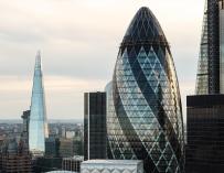 Reino Unido acusa a cinco grandes bancos de distribuir datos sobre bonos en chats