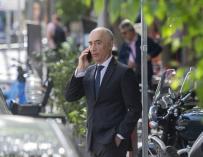 El presidente de Ferrovial, Rafael del Pino, llama por teléfono a la salida de un evento reciente en Madrid.