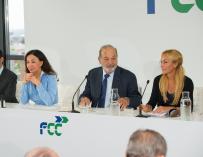 Carlos Slim, flanqueado por Esther Koplowitz (i) y Esther Alcocer Koplowitz (d) (Foto de ARCHIVO) 31/7/2018