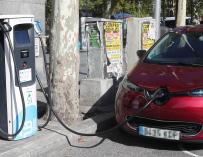 Un coche se carga en un punto de recarga para coches eléctricos en Madrid