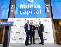Los tres cofundadores de Indexa en el toque de campana en la Bolsa.