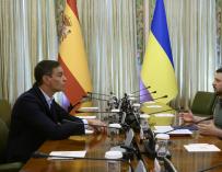 Sánchez conversa con el presidente ucraniano Volodímir Zelensky el mes pasado.
