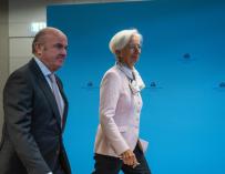 Guindos y Lagarde caminan hacia la rueda de prensa tras la reunión de septiembre del BCE.