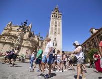 Un grupo de turistas pasean por la plaza Virgen de los Reyes, a 21 de junio de 2022 en Sevilla (Andalucía, España) Joaquin Corchero / Europa Press (Foto de ARCHIVO) 21/6/2022