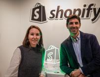 Emily Benoit Vernay, responsable de Shopify en el sur de Europa, y Gonzalo Torres, director general de Shopify en España.