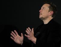 Musk ofrecerá su nuevo bot de IA Grok a los usuarios de pago de la red social X