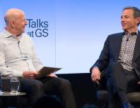 Solomon, presidente de Goldman Sachs, charla con Bob Iger, CEO de Disney.