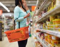 Mujer haciendo la compra en un supermercado