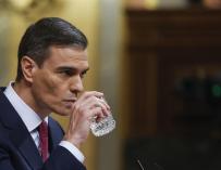 El secretario general del PSOE y presidente del Gobierno en funciones, Pedro Sánchez, bebe agua durante su intervención ante Congreso