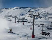 Las estaciones de esquí buscan remontar el invierno de 2022 tras el récord inversor
