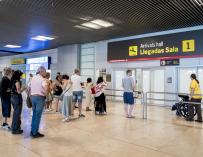 Varias personas esperan la llegada de pasajeros en la terminal 1 del aeropuerto Adolfo Suárez Madrid-Barajas