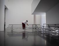 Una mujer trabaja limpiando el interior del Museu d'Art Contemporani de Barcelona (Macba)