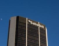 El Banco Sabadell mejora un escalón la calificación crediticia que otorga S&P