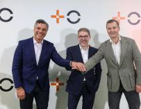 El general manager de MásMóvil, Germán López, el consejero delegado de Orange España, Ludovic Pech, y el CEO de Yoigo, Meinrad Spenger