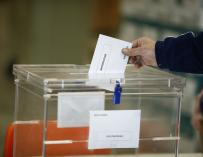 El Gobierno catalán formaliza la compra de sobres y papeletas para unas elecciones catalanas